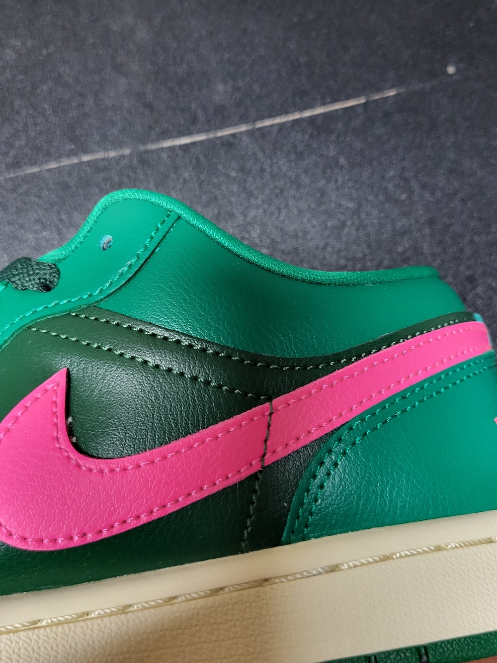 *NEW* Nike Air Jordan 1 Low Malachite Pink Blast DC0774-300 Women's Size 8.5 - Picture 10 of 11